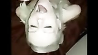 Горячая блондинка активно и целеустремленно сосет член на камеру