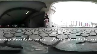 Тёлка прямо на улице раздевается и записывает на камеру эротическое видео