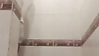 Тощая тинка принимает душ в одежде и снимает это на видео для своего приятеля