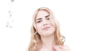 Блондинка развлекает парня глубоким минетом перед анальной еблей