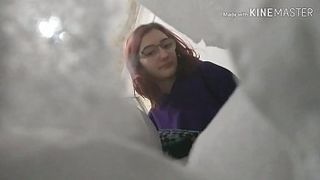 Тёлки раздеваются в душе и не замечают скрытой камеры