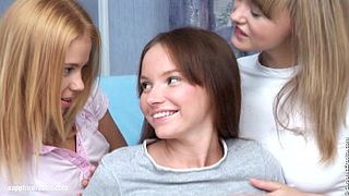 Две лесбиянки соблазняют подругу для кунилингуса в постели